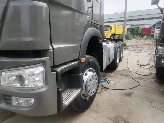 Transmisión manual Gris Sinotruk Camión pesado 6*4 Camión tractor Diseño de neumáticos sin tubo