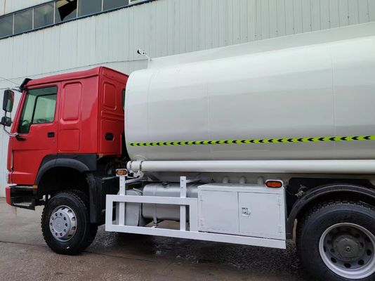 Capacidad del motor 4-6L Sinotruk HOWO 6X4 Camión cisterna de acero al carbono para gasóleo diesel