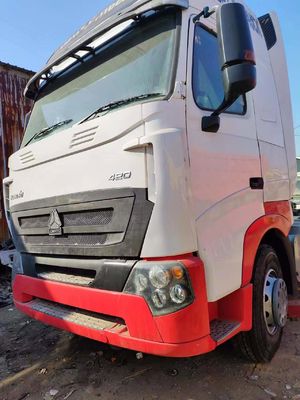 Sinotruk Howoa7 Camión de cabeza de tractor con diseño de neumáticos sin tubo y 351-450 caballos de fuerza