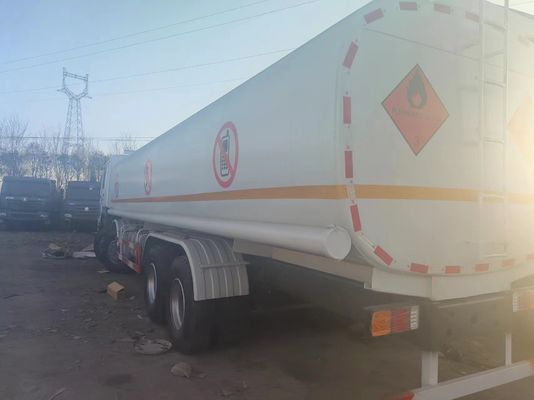 HOWO 8*4 Camión tanque de combustible con y 1 año de servicio postventa