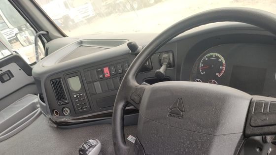 Sinotruk HOWO 6*4 Camión tractor de mano derecha 6800*2496*2950mm Estado usado