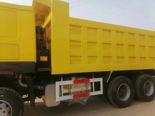 Diseño de neumáticos radiales Sinotruck HOWO 6*4 camión de descarga amarillo con transmisión manual