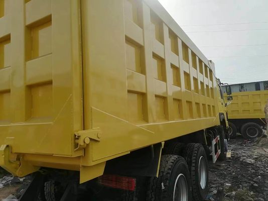 Diseño de neumáticos radiales Sinotruck HOWO 6*4 camión de descarga amarillo con transmisión manual